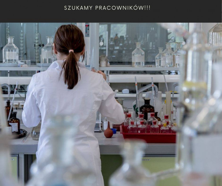 Pracownica Laboratorium Badająca Próbki I Napis Szukamy Pracowników