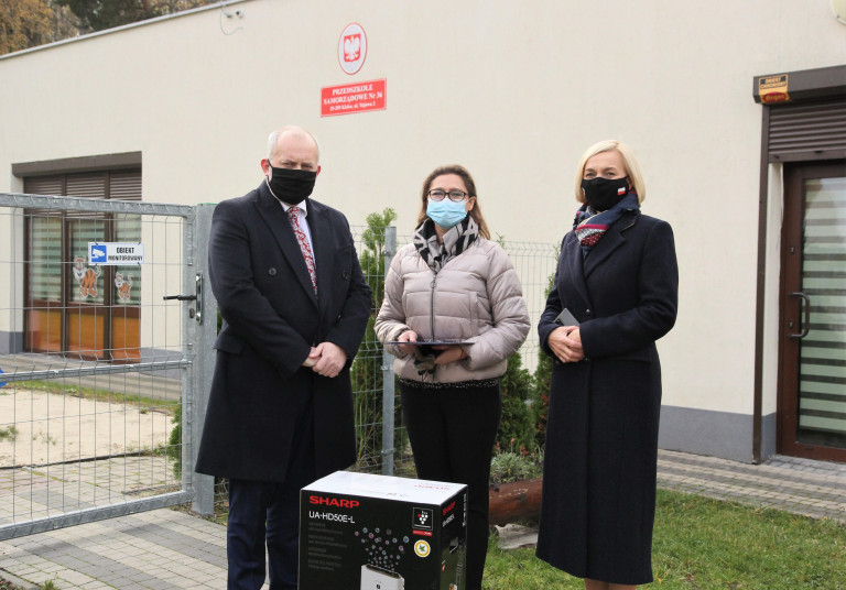 Mariusz Gajowiec i Renata Janik przed budynkiem przedszkola