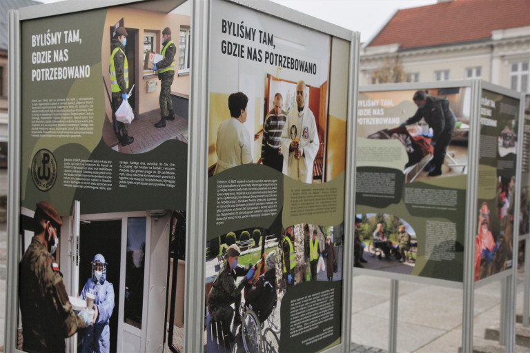 Plansze Wystawy żołnierze Pomagają Podczas Pandemii