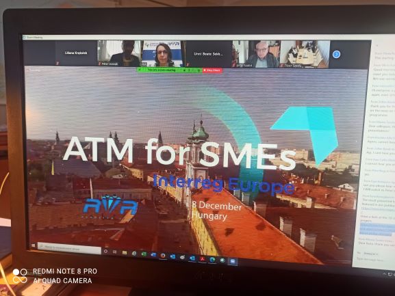 Logotyp projektu ATM for SMEs na monitorze komputera.
