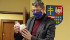 Daniel Walas Z Piernikami W Dłoni
