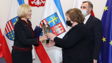 Grażyna Łęska-Baranowicz, dyrektor Domu Pomocy Społecznej im. Florentyny Malskiej w Kielcach odbiera statuetkę