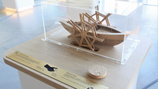 eksponat łodzi łopatkowej w Centrum Nauki Leonardo da Vinci