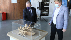 Wicemarszałek Marek Bogusławski ogląda eksponaty w Centrum Nauki Leonardo da Vinci