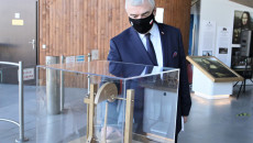 Marszałek Andrzej Bętkowski ogląda eksponaty w Centrum Nauki Leonardo da Vinci