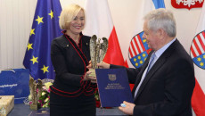 Wicemarszałek Renata Janik gratuluje Longinowi Bokwie