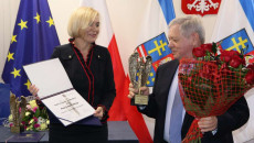 Longin Bokwa otrzymuje nagrodę od wicemarszałek Renaty Janik