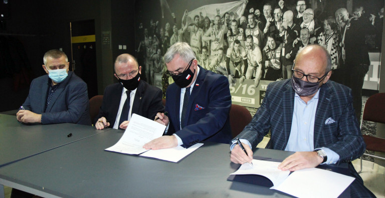 Podpisywanie Umowy. Tadeusz Dziedzic, Marek Bogusławski, Andrzej Bętkowski I Marian Urban.