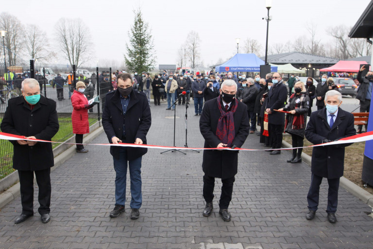 Symboliczne Przecięcie Wstęgi Na Targowisku