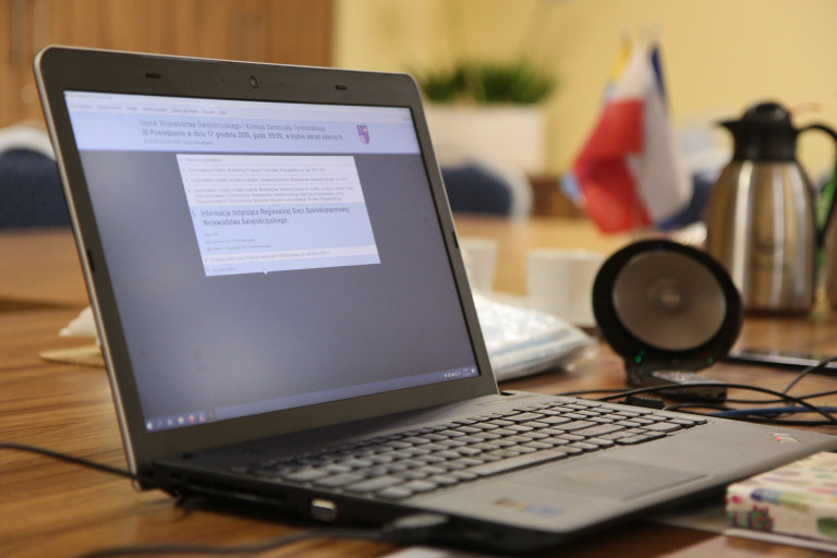 Komputer Widok Laptopa Podczas Obrad Komisji Samorządu Terytorialnego