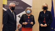 Podpisanie Umów Marszałek Andrzej Bętkowski, Wicemarszałek Renata Janik Oraz Przedstaiciele Beneficjenta Miejskie Przedsiębiorstwo Komunikacji W Kielcach