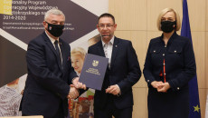 Podpisanie Umów Marszałek Andrzej Bętkowski, Wicemarszałek Renata Janik Oraz Przedstawiciele Beneficjenta Świętokrzyskie Centrum Innowacji I Transferu Technologii