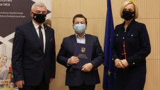 Podpisanie Umów Marszałek Andrzej Bętkowski, Wicemarszałek Renata Janik Oraz Przedstawiciele Beneficjenta Szkoła Awans Kielce