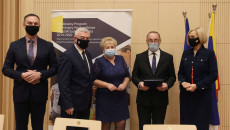 Podpisanie Umów Marszałek Andrzej Bętkowski, Wicemarszałek Renata Janik Oraz Przedstawiciele Beneficjenta Zespół Szkół Elektrycznych W Kielcach