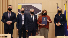 Podpisanie Umów Marszałek Andrzej Bętkowski, Wicemarszałek Renata Janik Oraz Przedstawiciele Beneficjenta Zespół Szkół Nr 3 W Kielcach
