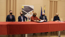 Podpisanie Umowy Podpisanie Umów Marszałek Andrzej Bętkowski, Wicemarszałek Renata Janik Oraz Przedstawiciele Beneficjenta Zespół Szkół Nr 3 W Kielcach
