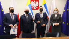 Dariusz Dąbrowski – wicestarosta powiatu starachowickiego, marszałek Andrzej Bętkowski, Piotr Babicki – starosta powiatu starachowickiego, wicemarszałek Renata Janik pozują do zdjęcia z beneficjentami