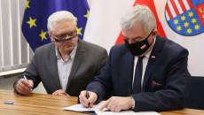 Marszałek Andrzej Bętkowski podpisuje umowę