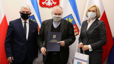 Marszałek Andrzej Bętkowski, dyrektor Caritas w Kielcach ks. Stanisław Słowik i wicemarszałek Renata Janik