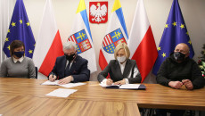 Marszałek Andrzej Bętkowski i wicemarszałek Renata Janik podpisują umowy