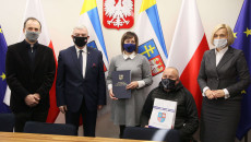 Marszałek Andrzej Bętkowski i wicemarszałek Renata Janik pozują do zdjęcia z beneficjentami po podpisaniu umowy