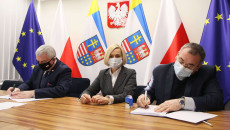 Marszałek Andrzej Bętkowski i wicemarszałek Renata Janik podczas uroczystości podpisania umów na wsparcie działaności Zakładów Aktywności Zawodowej