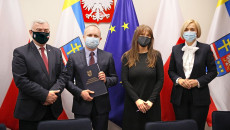 Marszałek województwa świętokrzyskiego Andrzej Bętkowski i wicemarszałek Renata Janik pozują do zdjęcia z beneficjentami