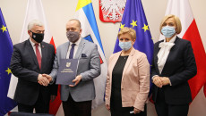 Marszałek województwa świętokrzyskiego Andrzej Bętkowski i wicemarszałek Renata Janik pozują do zdjęcia z beneficjentami