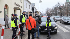 Ekipa filmowa nagrywa materiał z udziałem policji