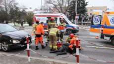 Ratownicy medyczni oraz strażacyudzielają pierwszej pomocy kobiecie, która została potrącona na przejściu dla pieszych