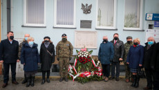 Kilkuosobowa Grupa Uczestików Uroczystości Stoi Obok Tablicy Pamiatkowej W Suchedniowie