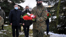 Marek Strzała I Paweł Krakowiak Na Drugim Planie, Na Pierwszym Umundurowany Mężczyzna Z Wiązanką Kwiatów