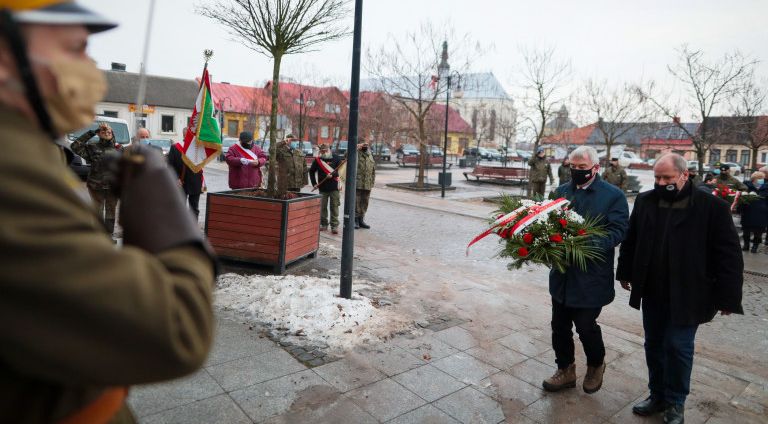 Marszalek Sklada Wiazanke Kwiatow Przed Krzyzem Powstanczym 768x506