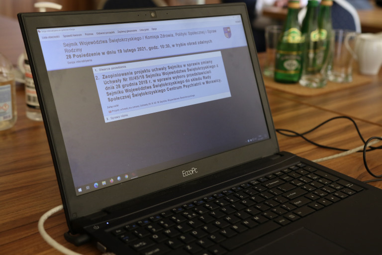 Ekran komputera z napisem Sejmik Województwa Świętokrzyskiego/Komisja Zdrowia, Polityki Społecznej i Spraw Rodziny.