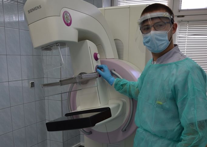 Lekarz Diagnosta Stoi Obok Urządzenia Do Przeprowadzania Mammografi