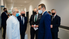 Premier Mateusz Morawiecki, Minister Zdrowia Adam Niedzielski, Marszałek Województwa świętokrzyskiego Andrzej Bętkowski, Prof. Dr Hab. Stanisław Góźdź