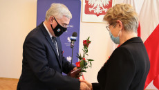 Profesor Barbara Goszczyńska Otrzymuje Gratulacje Od Marszałka Andrzeja Bętkowskiego