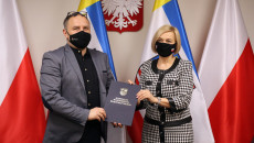 Wicemarszałek Renata Janik I Beneficjent Wspólnie Prezentują Podpisaną Umowę