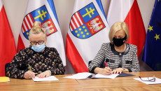 Wicemrszałek Renata Janik Podpisuje Umowę