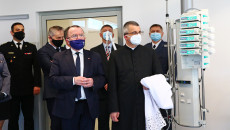 Wicemarszałek Marek Bogusławski i zaproszeni goście podczas otwarcia szpitala MSWiA w Kelcach