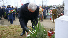 Andrzej Bętkowski Składa Kwiaty Przed Pomnikiem żołnierzy Armii Krajowej, Narodowych Sił Zbrojnych Oraz Zrzeszenia Wolność I Niezawisłość Na Cmentarzu Na Kieleckich Piaskach