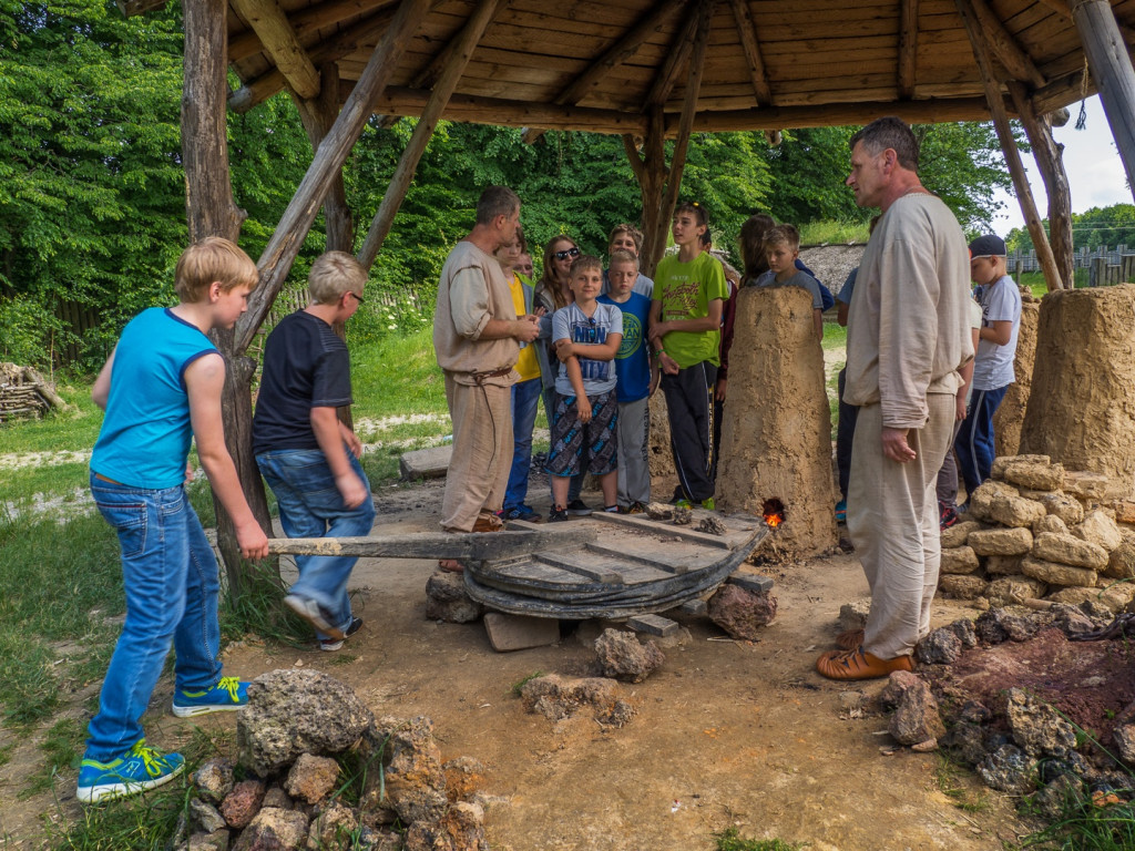 Centrum Kulturowo Archeologiczne W Nowej Słupi Warsztaty Pokazowe Dla Dzieci