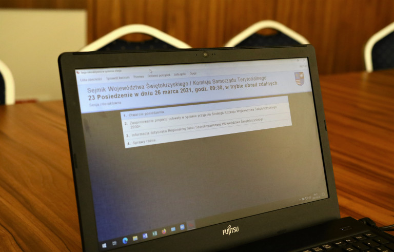Ekran Monitora Komputera Do Pracy Zdalnej Na Którym Wyświetla Się Napis Komisja Samorządu Terytorialnego, Posiedzenie 26 Marca 2021