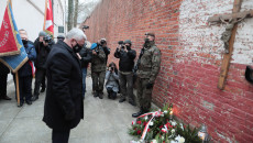 Marszałek Andrzej Bętkowski Kłania Się Przed Krzyżem Na ścianie Kieleckiego Więzienia Przy Ulicy Zamkowej