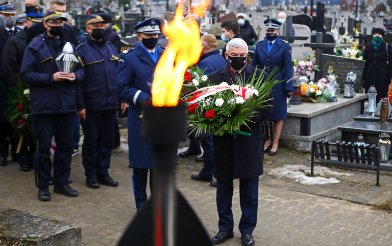 Marszałek Andrzej Bętkowski Na Cmentarzu Z Wiązanką Kwiatów W Rękach