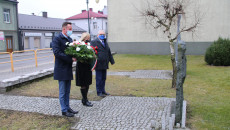 Paweł Faryna Starosta Jedrzejowski, Maria Barańska Wicestarosta I Marek Mentel Przewodniczący Rady Powiatu Jędrzejowskiego Podczas Składania Kwiatów Przed Pomnikiem Mjr. Stefana Gądzio Kosa