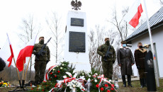 Pomnik żołnierzy Armii Krajowej, Narodowych Sił Zbrojnych Oraz Zrzeszenia Wolność I Niezawisłość Na Cmentarzu Na Kieleckich Piaskach, Koło Niego Warta Honorowa Dwóch żołnierzy