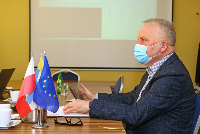 Przewodniczący Komisji Strategii Rozwoju, Promocji I Współpracy Z Zagranicą Grzegorz Banaś Podczas Obrad Komisji.