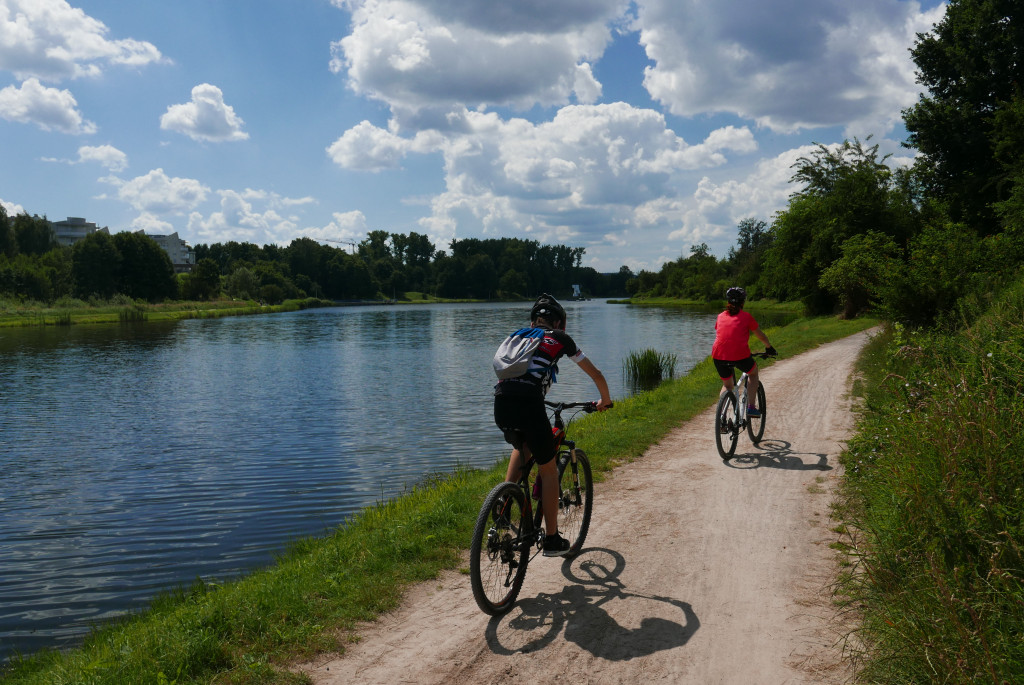 Rowerzyści Na ścieżce Wokól Zalewu W Kielcach