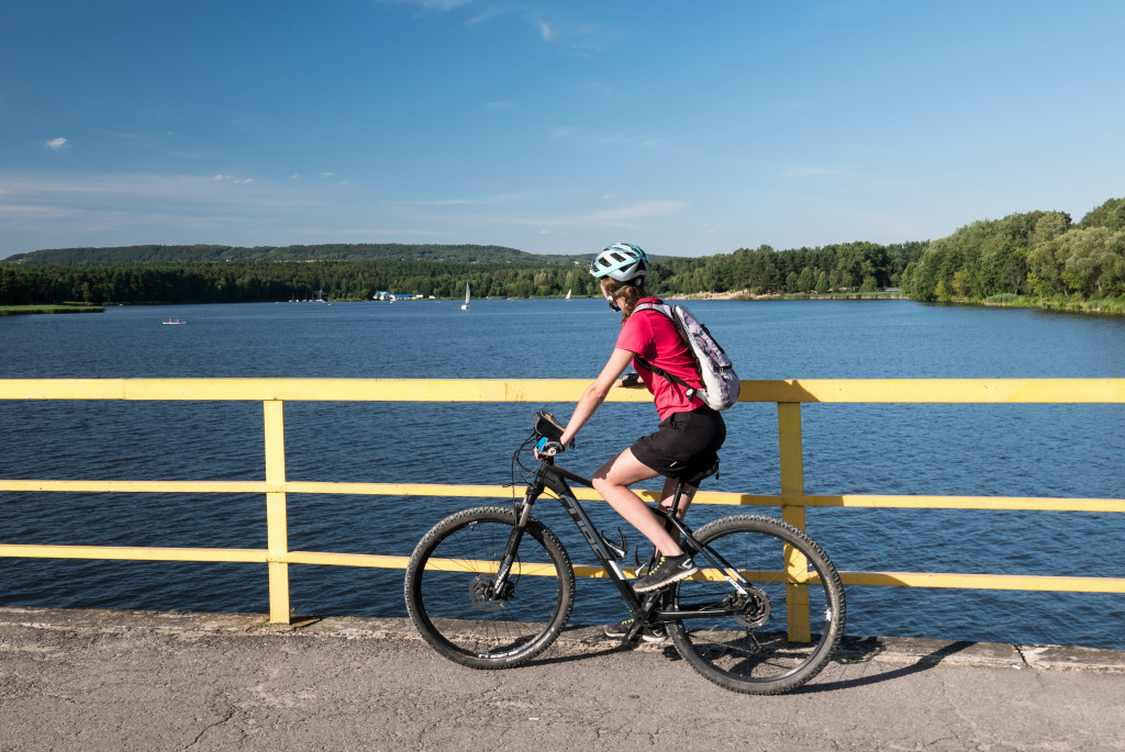 Rowerzystka Nad Zalewem Cedzyna